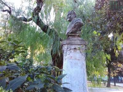 Sempre in piazza Garibaldi, la scultura dell'economista Salvatore Cognetti De Martiis � nascosta al pubblico da alti cespugli e lunghi rami